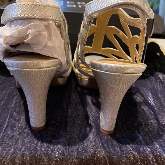 NWT Naturalizer “Danya” Strappy size 8W - Picture 3 of 5